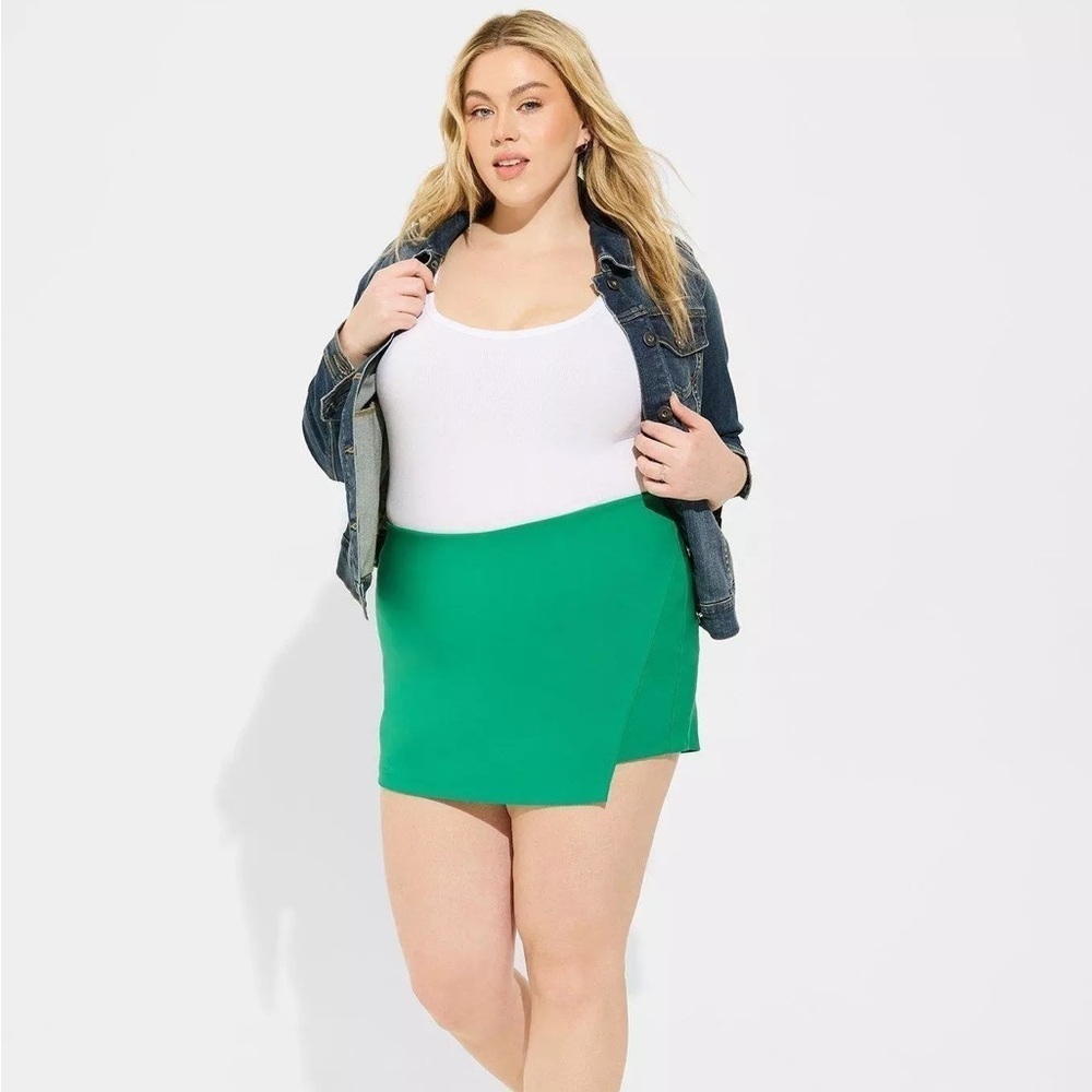 TORRID 3.5 Inch Pull-On Studio Refined Crepe High-Rise Asymmetrical Green Skort